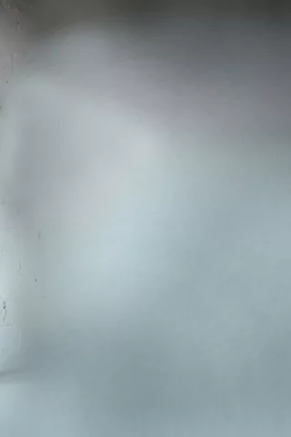 Девушка, попка, спина, рубашка, туфли, поза, блондинка, решетка, стена