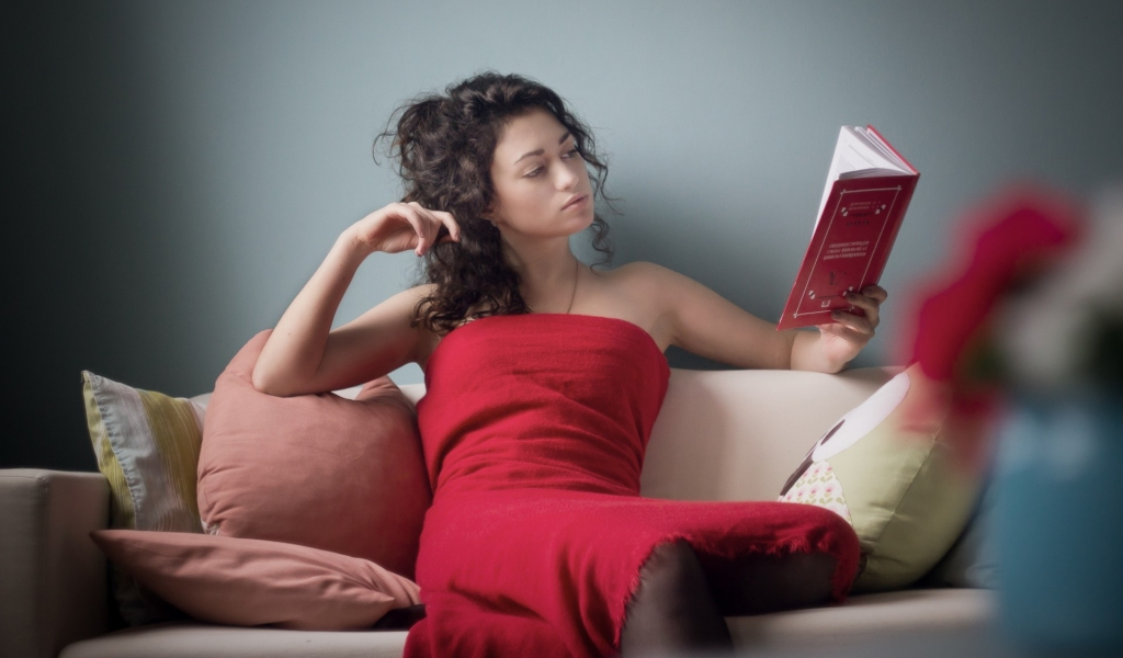 комната, диван, девушка, в красном, сидит, читает, книга