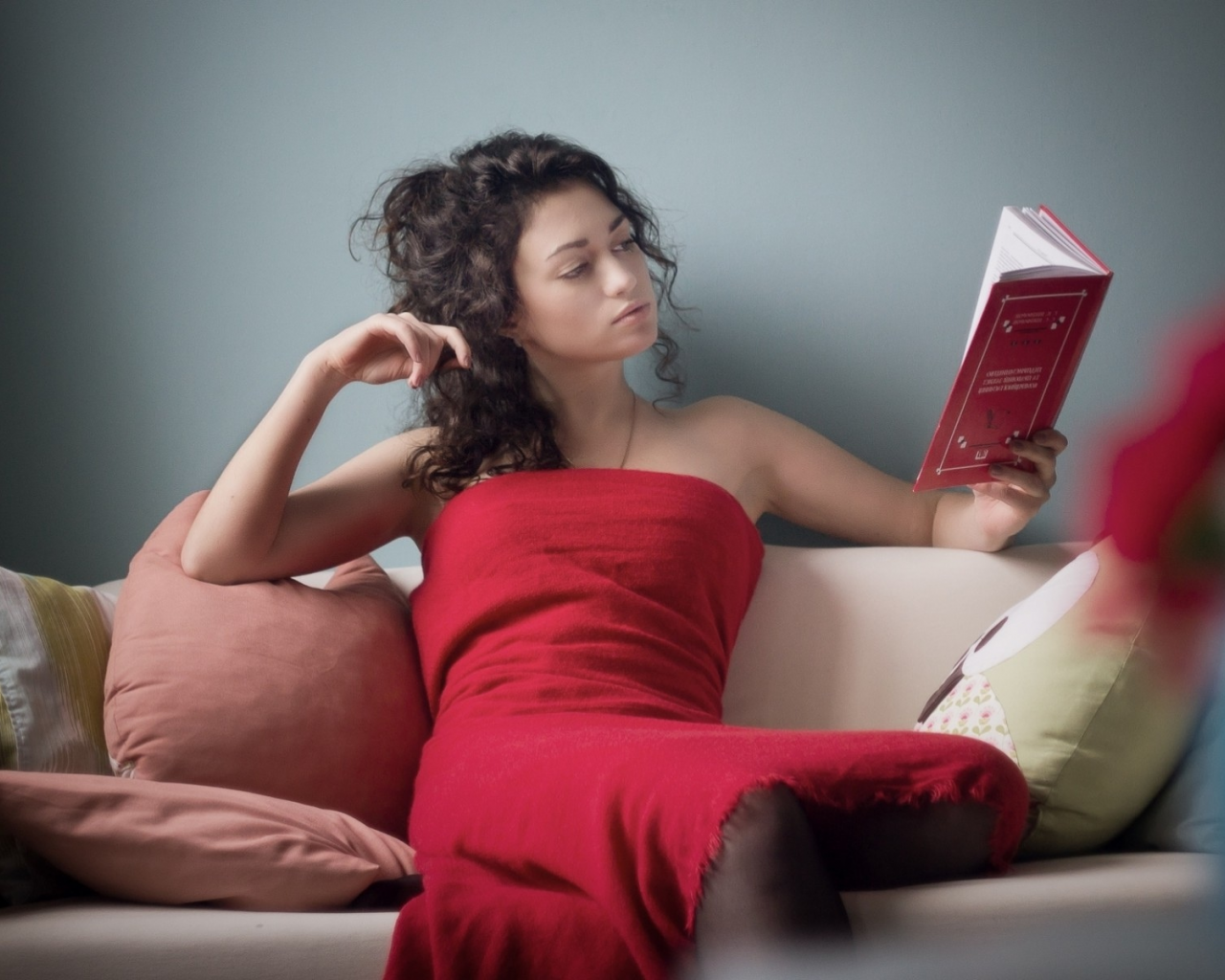 комната, диван, девушка, в красном, сидит, читает, книга