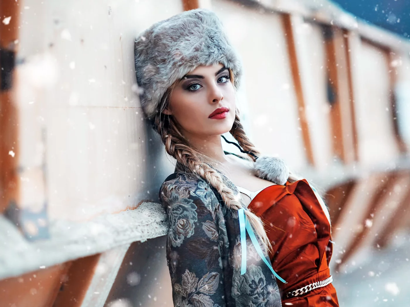 девушка, шапка, забор