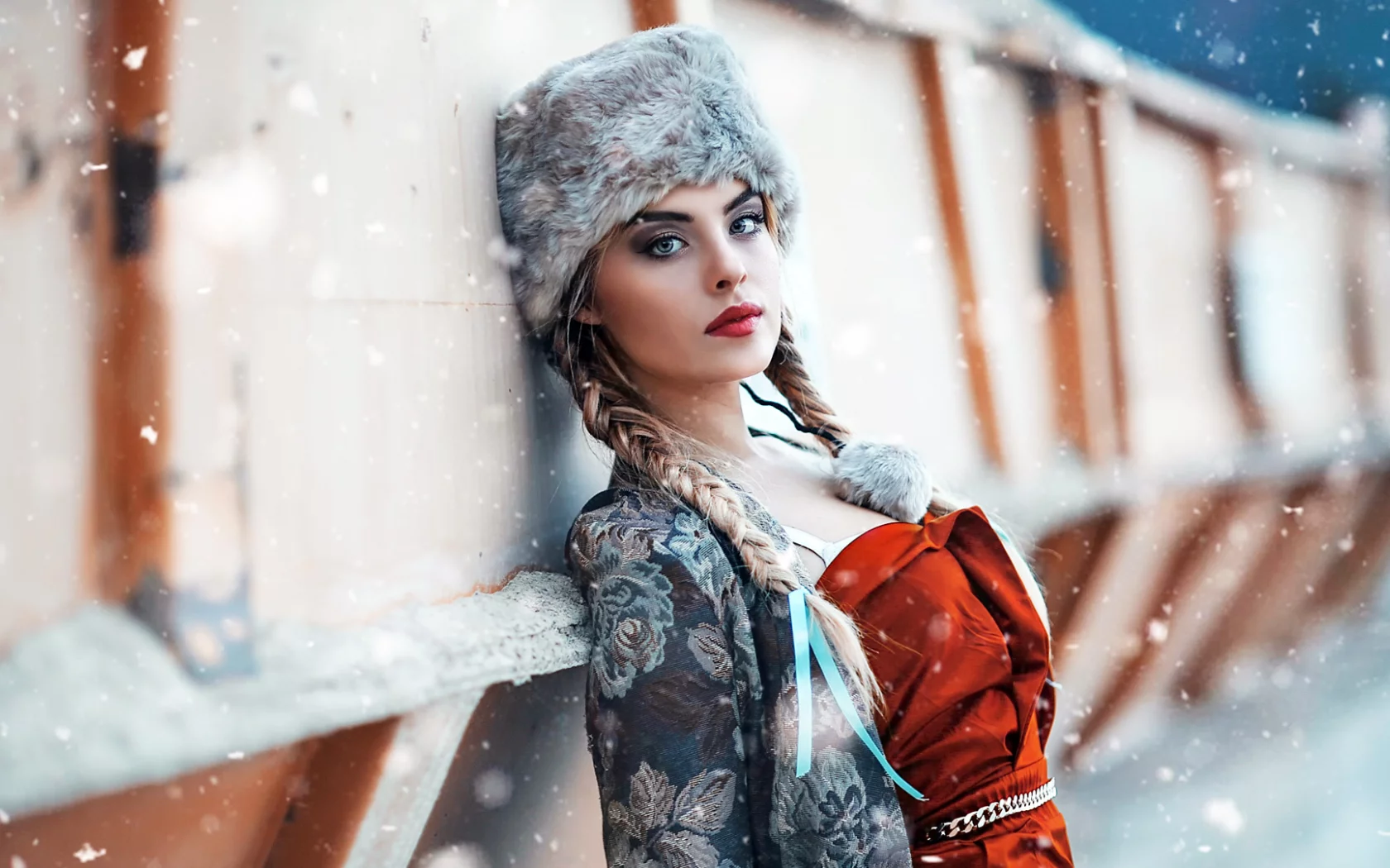 девушка, шапка, забор