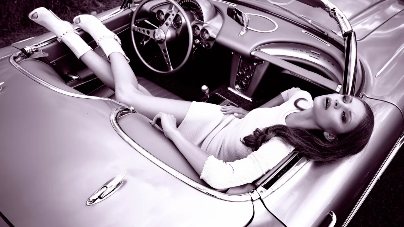 машина, corvette, retro style, девушка, руль, чувства, лежит, ноги, платье, губы, сапожки, бедра