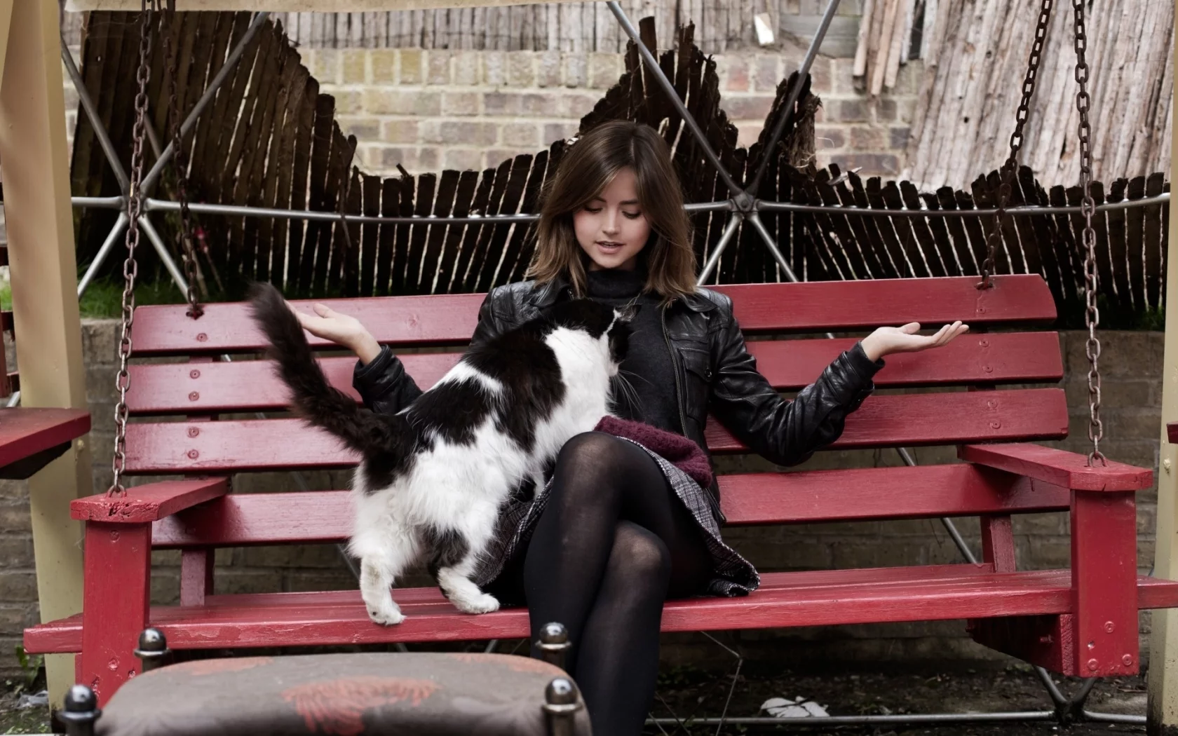 девушка, качели, кошка, скамейка, куртка, кот, сидит, брюнетка, хвост