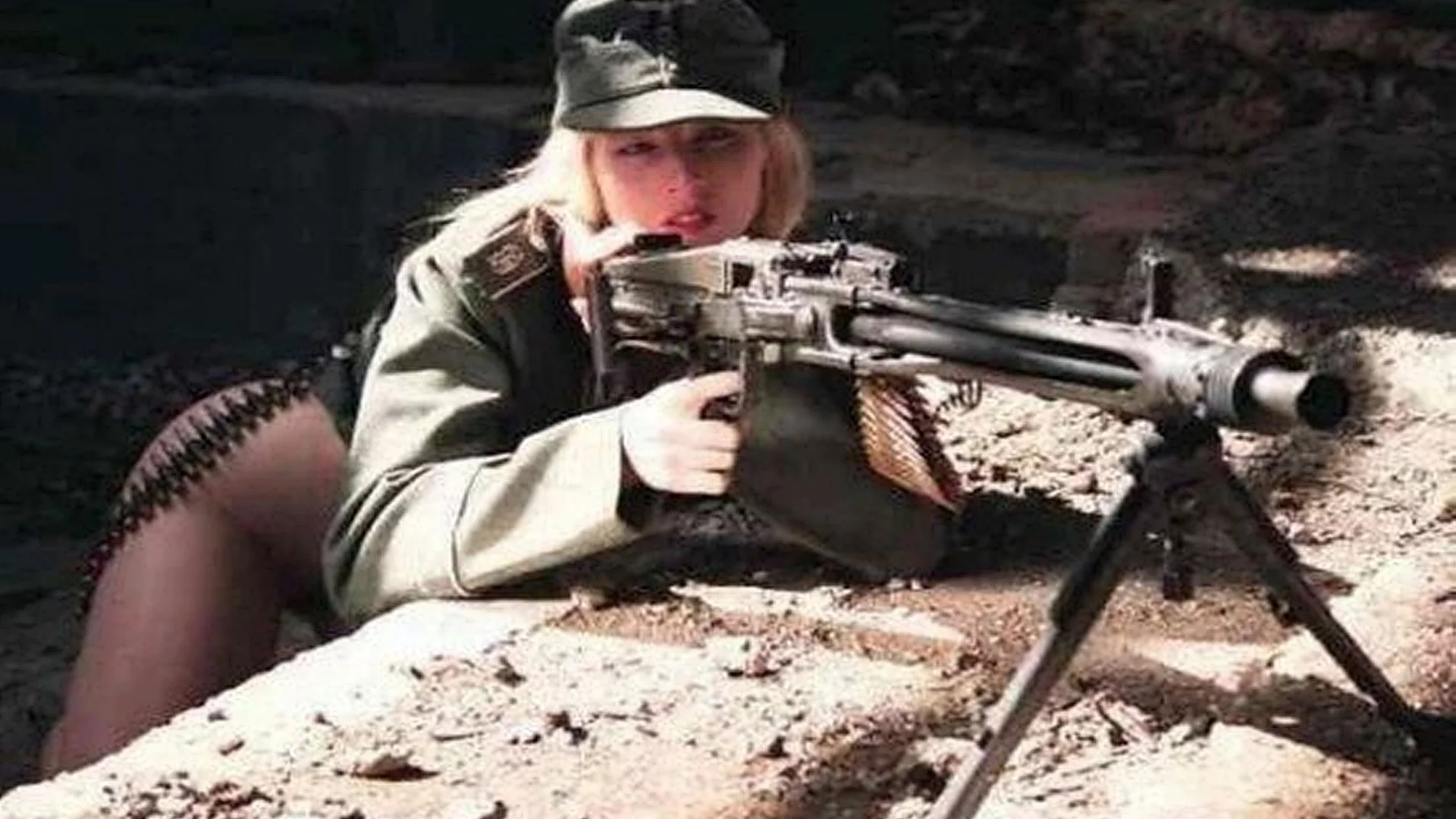 дева, пулеметчица