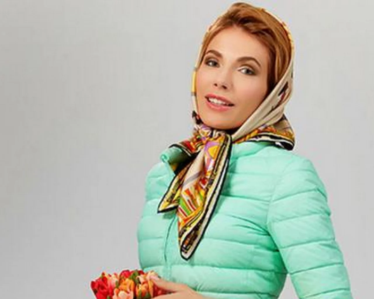 девушка, платок, куртка, фон