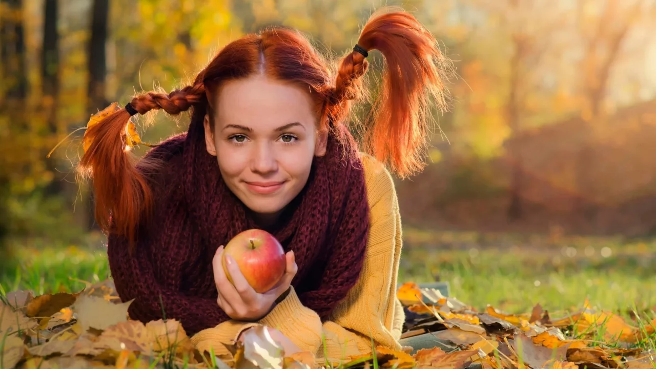рыжая, косички, яблоко, девушка, осень, лежит, листья, свитер, шарф, улыбка