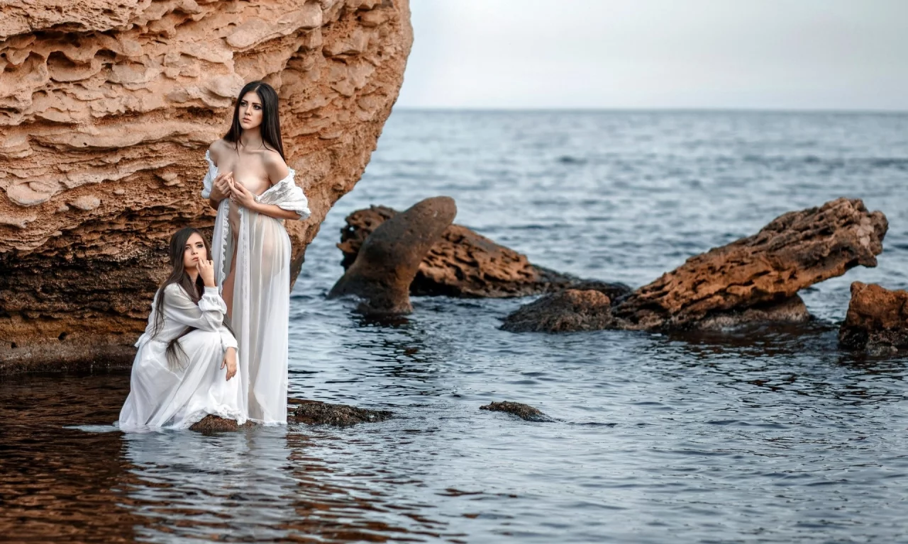девушки, море, скалы, вода, две, двое, брюнетка, грудь, пеньюар