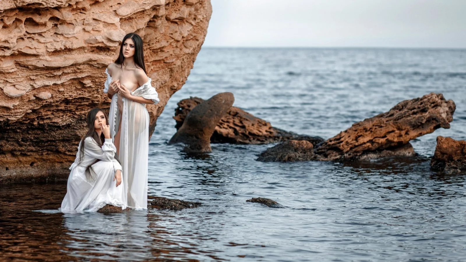 девушки, море, скалы, вода, две, двое, брюнетка, грудь, пеньюар