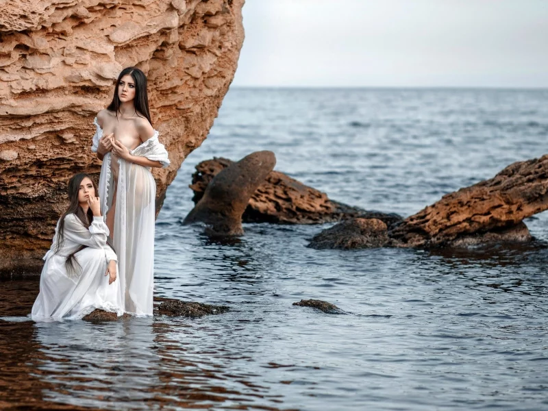 девушки, море, скалы, вода, две, двое, брюнетка, грудь, пеньюар
