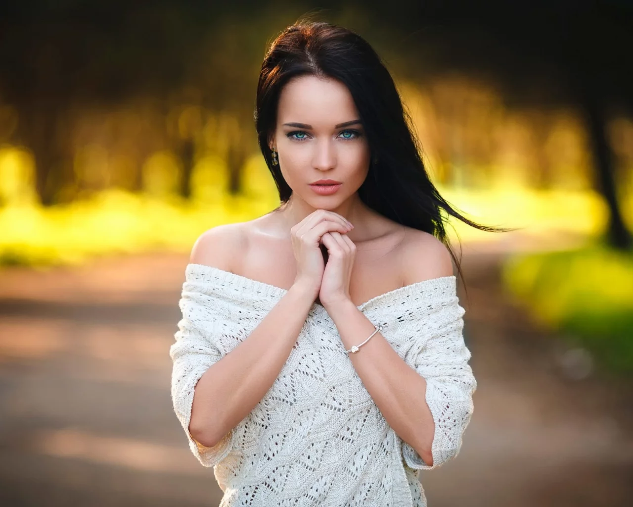 голубые глаза, взгляд, брюнетка