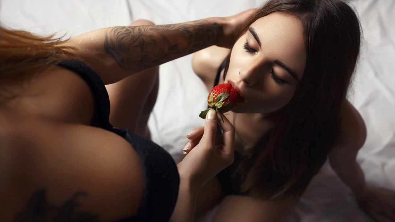девушки, две, девушка, блондинка, рыжая, шатенка, брюнетка, клубника, кормит, лифчик, боди, белье, тату, милая, красивая, сексуальная, симпатичная, секси, стройная, милашка, няшка
