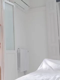 девушка, шатенка, белье, трусики, лифчик, кровать, дверь, кондиционер