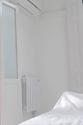 девушка, шатенка, белье, трусики, лифчик, кровать, дверь, кондиционер