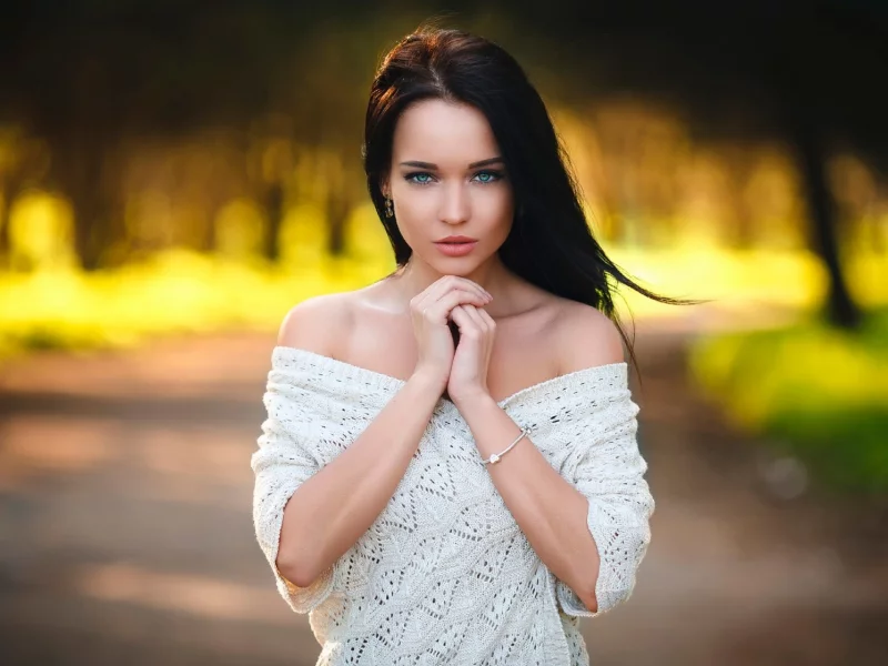 голубые глаза, взгляд, брюнетка