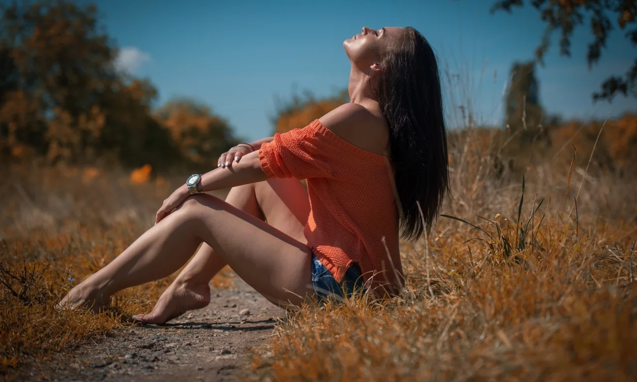 девушка, шорты, загарает, ножки