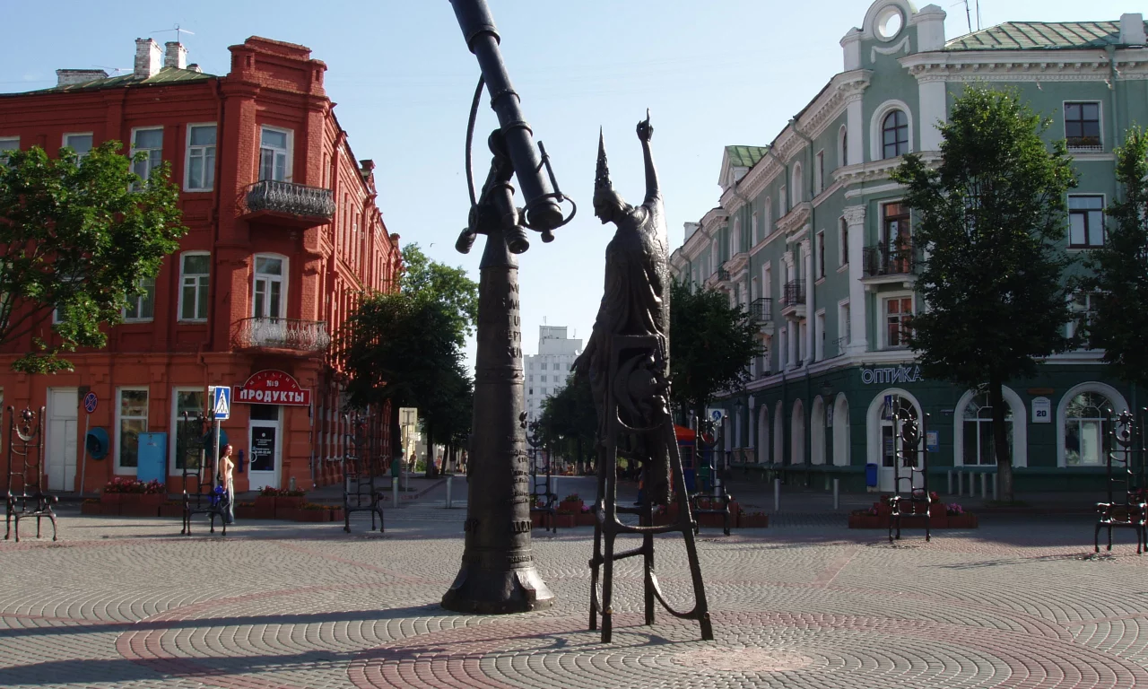 памятник, астроном, астрономия, телескоп, могилёв, белоруссия, беларусь, город, площадь, дома