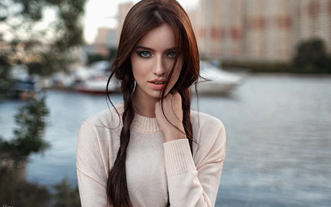 шатенка, вода, река, девушка, милая, красивая, сексуальная, симпатичная, секси, стройная, милашка, модель, няшка, взгляд, кофта, косы