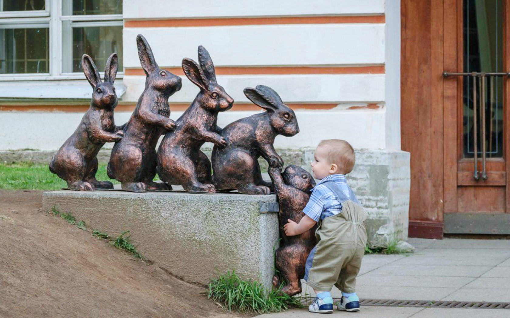 Маленький добра. Памятник доброму человеку. Памятники Веселые для детей. Мальчик помогает зайцам. Маленькие добрые дела.