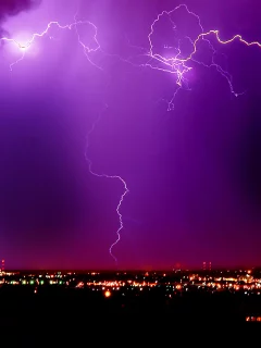 молния, сиреневое небо, ночной город