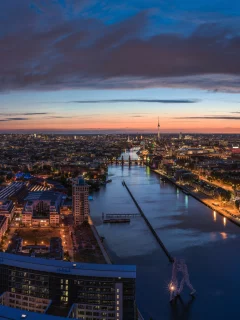 берлин, германия, река шпрее, город, панорама, ночь, дома, здания, телебашня, дорога, огни, архитектура, небо, мосты, сумерки