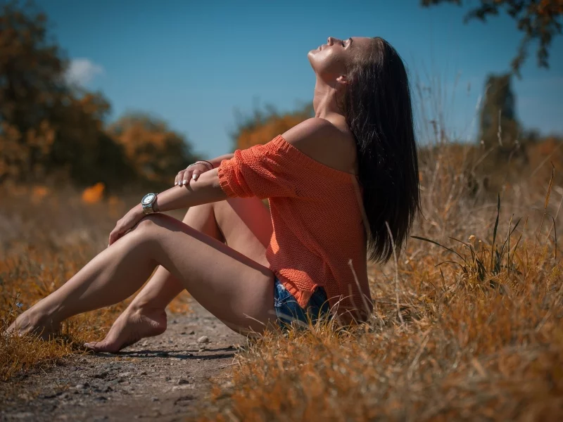 девушка, шорты, загарает, ножки