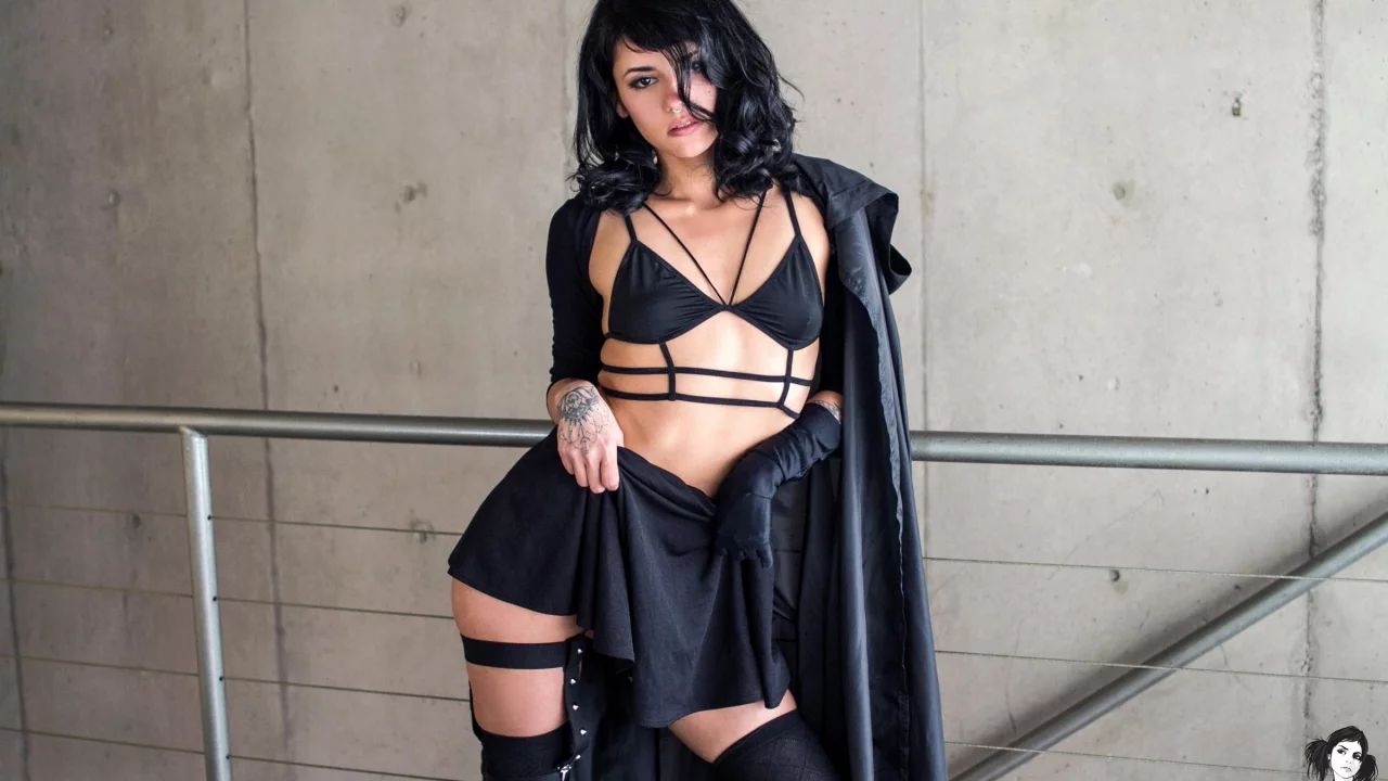 suicide girls, брюнетка, модель, татуировки, проколол перегородку, чувственный взгляд, черное белье, черные чулки, юбка, маленький
