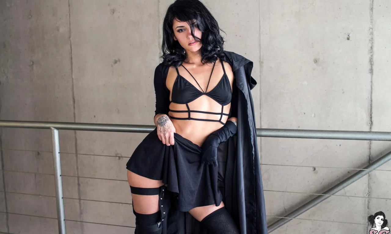 suicide girls, брюнетка, модель, татуировки, проколол перегородку, чувственный взгляд, черное белье, черные чулки, юбка, маленький