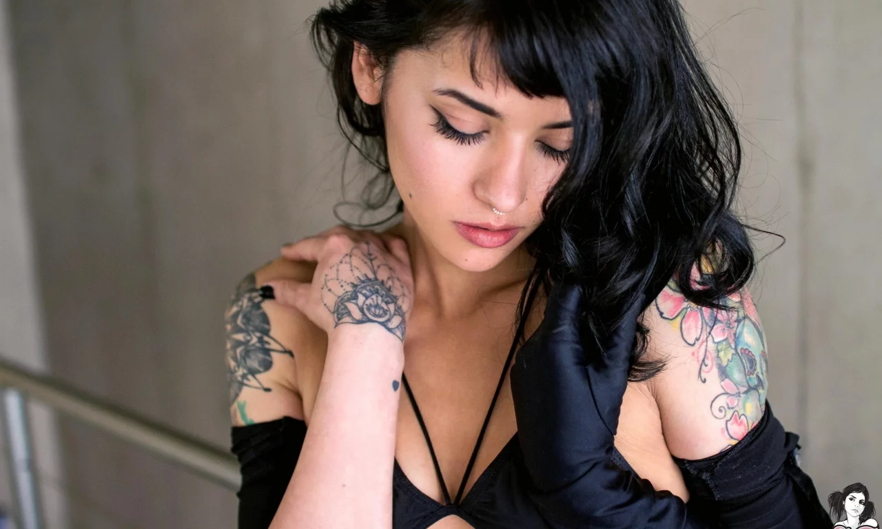 suicide girls, брюнетка, модель, татуировки, проколол перегородку, чувственный взгляд, черное белье, черные чулки, юбка, маленький