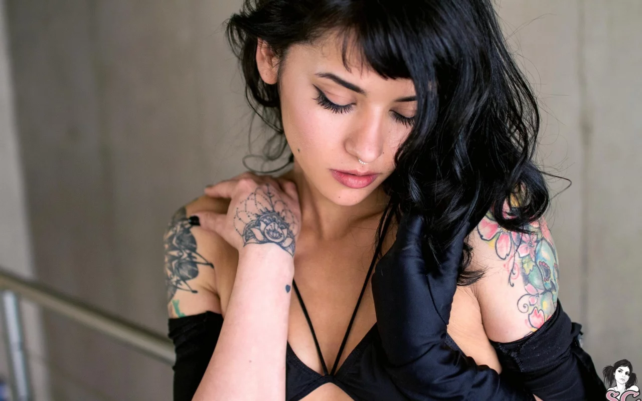 suicide girls, брюнетка, модель, татуировки, проколол перегородку, чувственный взгляд, черное белье, черные чулки, юбка, маленький