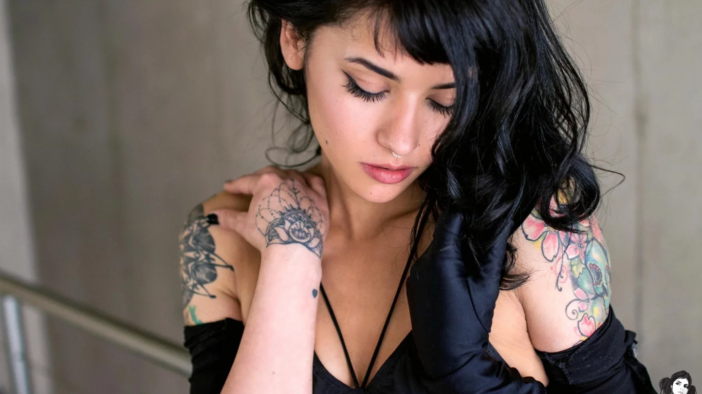 suicide girls, брюнетка, модель, татуировки, проколол перегородку, чувственный взгляд, черное белье, черные чулки, юбка, маленький