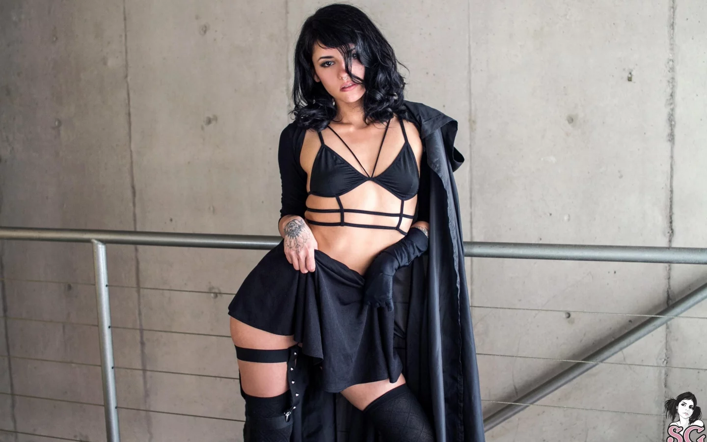 suicide girls, брюнетка, модель, татуировки, проколол перегородку, чувственный взгляд, черное белье, черные чулки, юбка, маленький