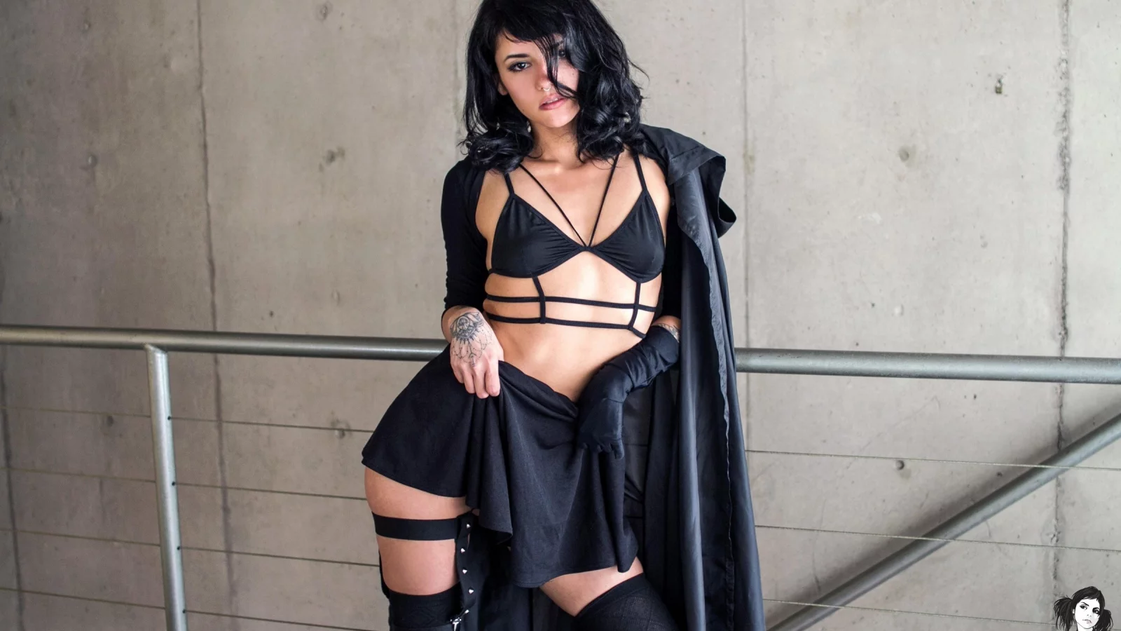 suicide girls, брюнетка, модель, татуировки, проколол перегородку, чувственный взгляд, черное белье, черные чулки, юбка, маленький