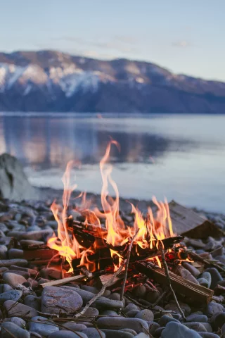 горы, костёр, лес, огонь, деревья, камни, река