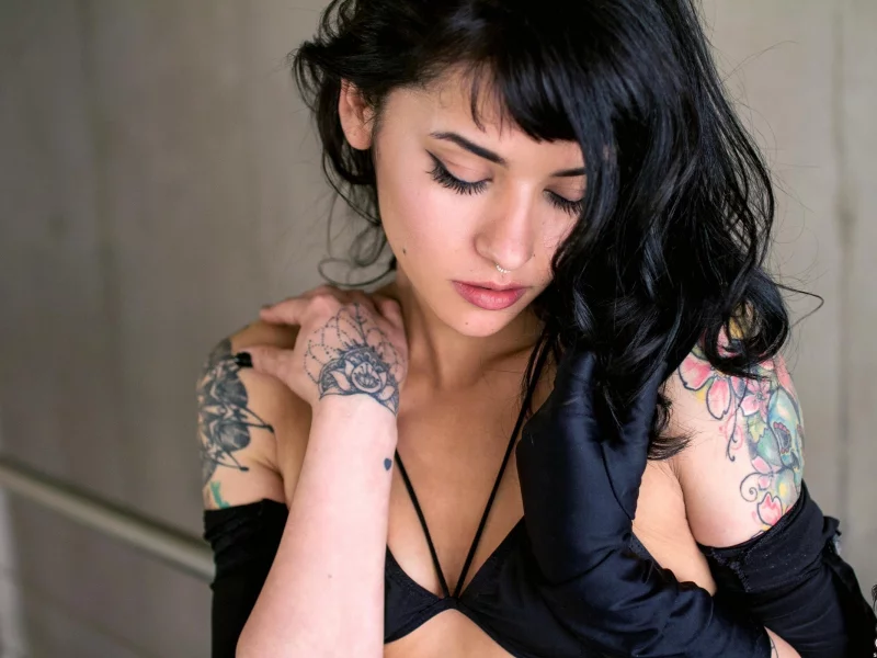 suicide girls, брюнетка, модель, татуировки, проколол перегородку, чувственный взгляд, черное белье, черные чулки, юбка, маленький