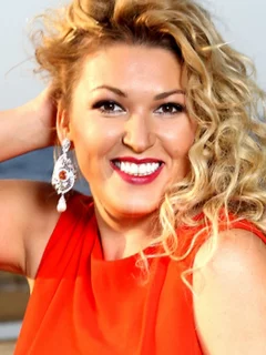 ирина дубцова, певица, поза, волосы, блондинка, поза, фон, ножки