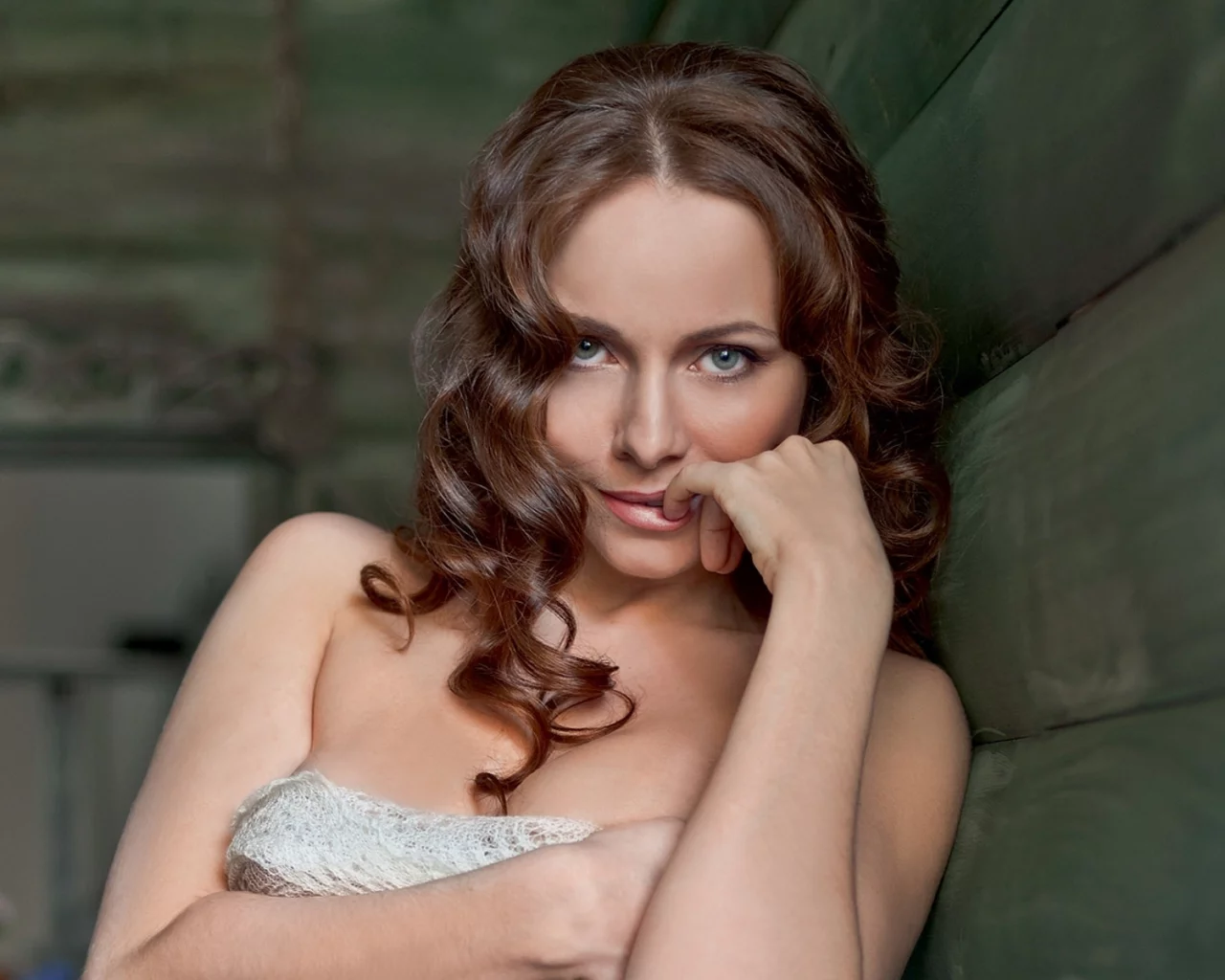 екатерина гусева, актриса, певица, красотка, милашка, грудь, тело, фигура, брюнетка, шея, прелесть, локоны