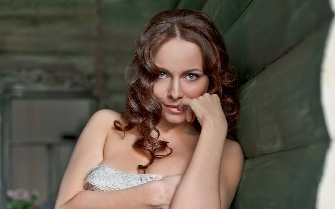 екатерина гусева, актриса, певица, красотка, милашка, грудь, тело, фигура, брюнетка, шея, прелесть, локоны