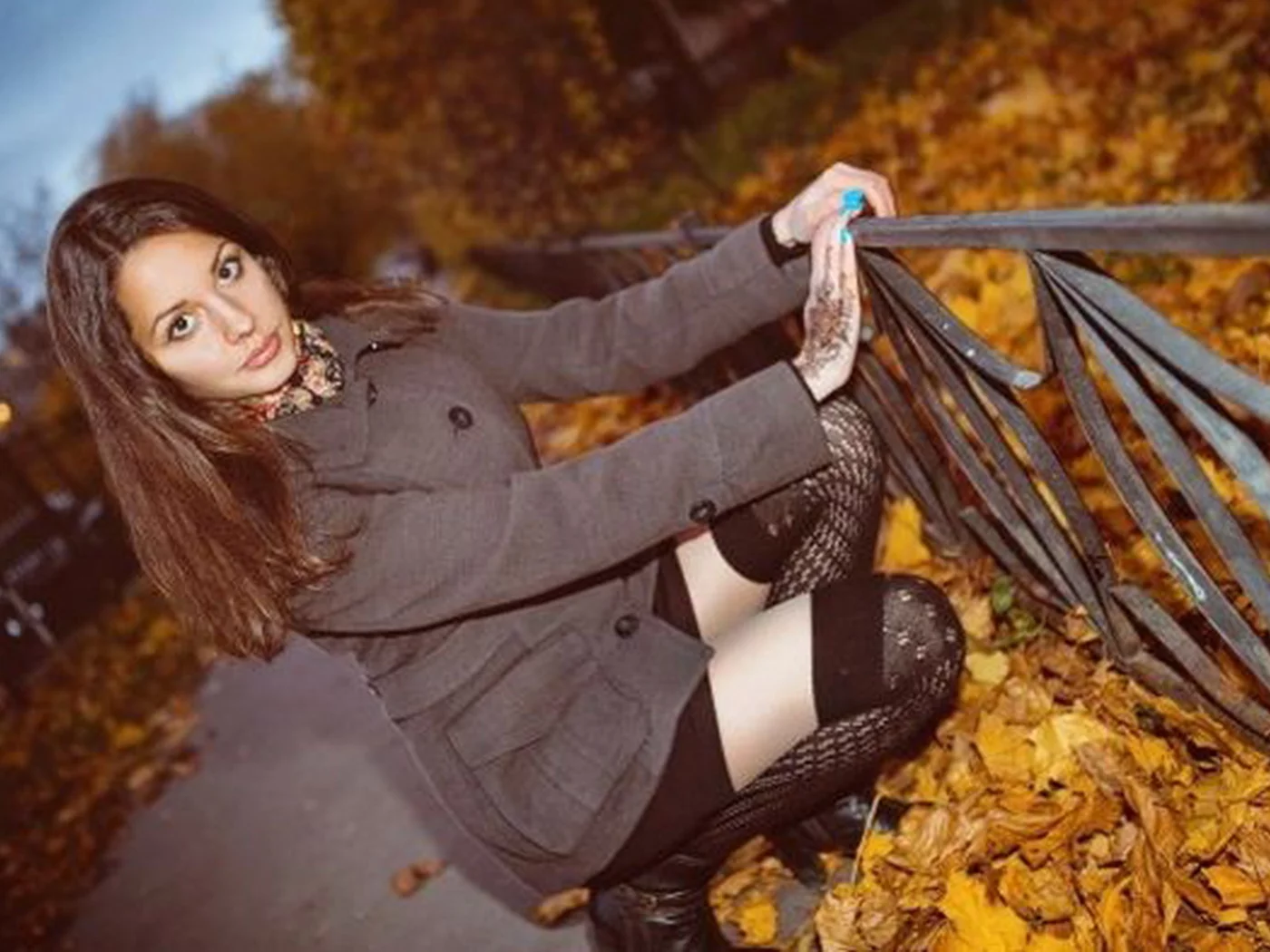 девушка, поза, грудь, фон, красавица, волосы, ножки