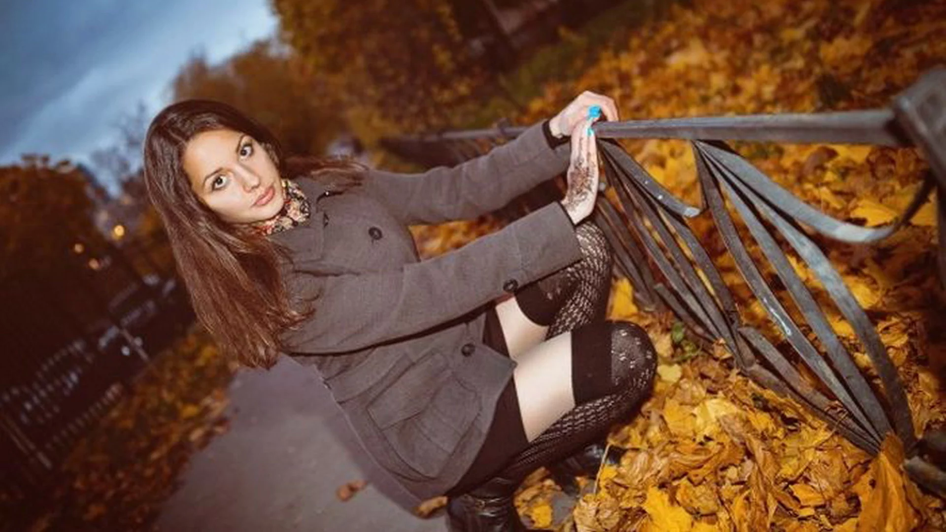 девушка, поза, грудь, фон, красавица, волосы, ножки
