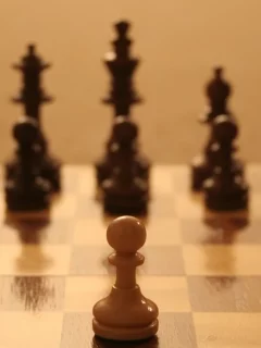 шахматы, один в поле воин