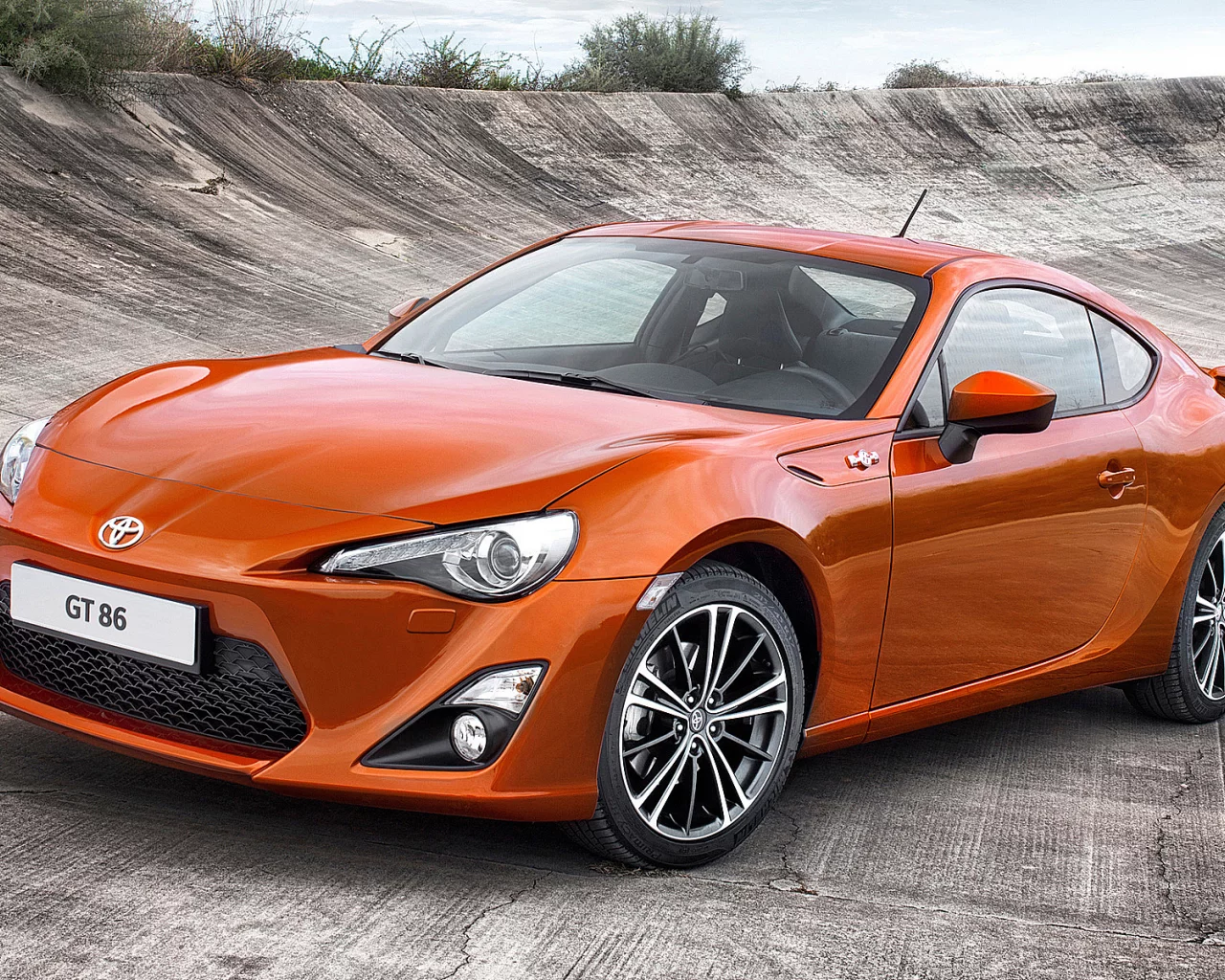 toyota gt 86, водосток, бетон, кусты