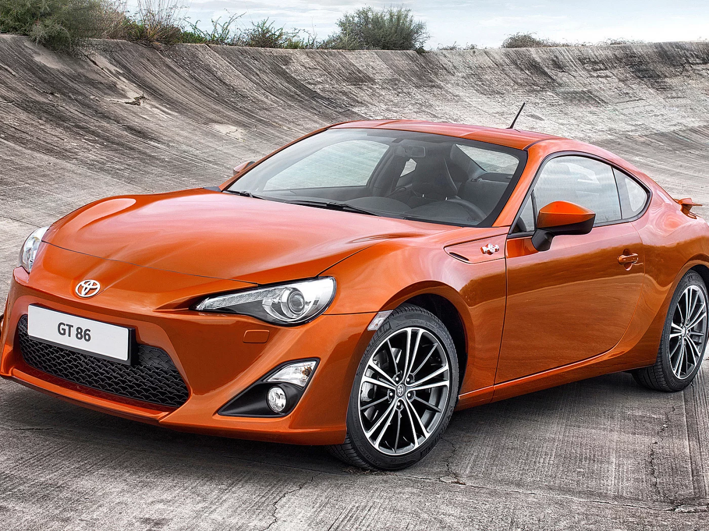 toyota gt 86, водосток, бетон, кусты