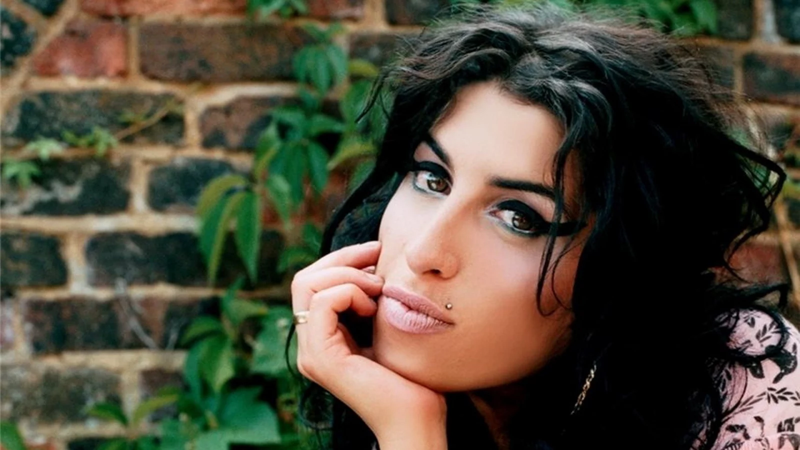 amy winehouse, певица, девушка, рок певица, волосы, брюнетка, взгляд, поза