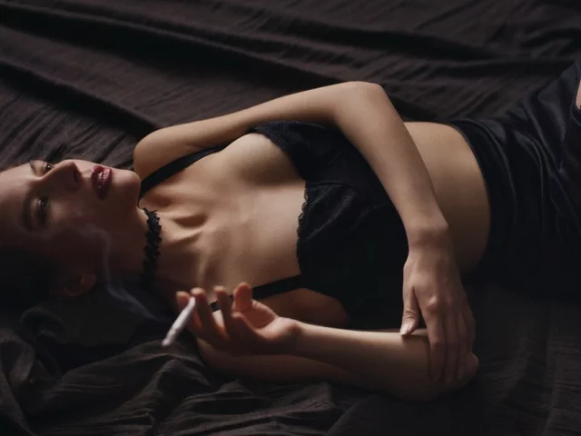девушка, поза, лежит, курит, сигарета, грудь, ножки