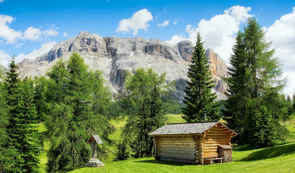 италия, горы, трава, деревья, изба, дом, поле, солнце, небо, скалы