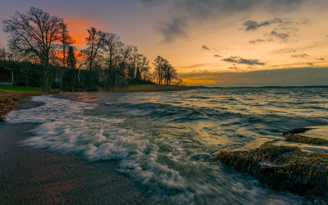 закат, вечер, волны, море, побережье, деревья, дома, прибой