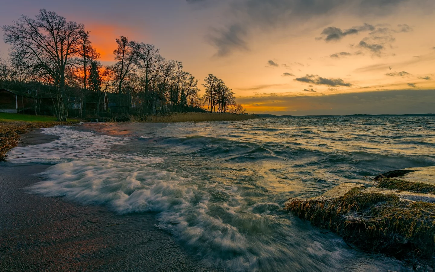 закат, вечер, волны, море, побережье, деревья, дома, прибой