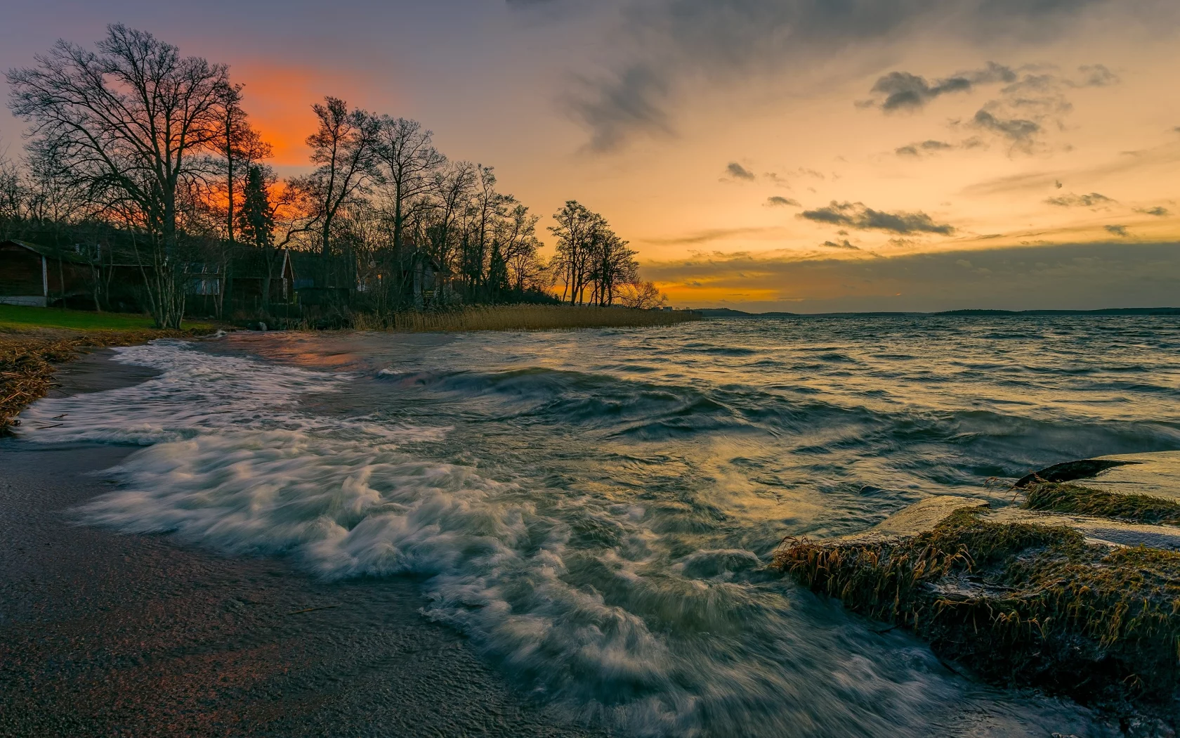 закат, вечер, волны, море, побережье, деревья, дома, прибой