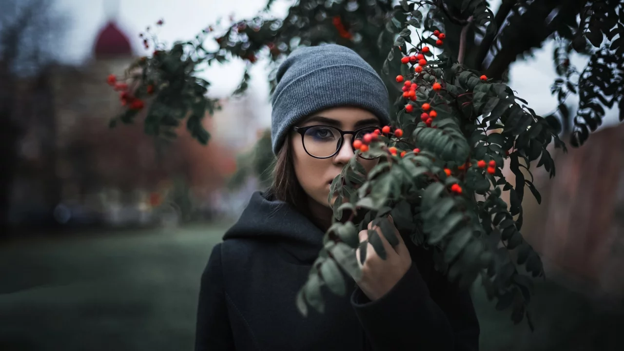 девушка, рябина