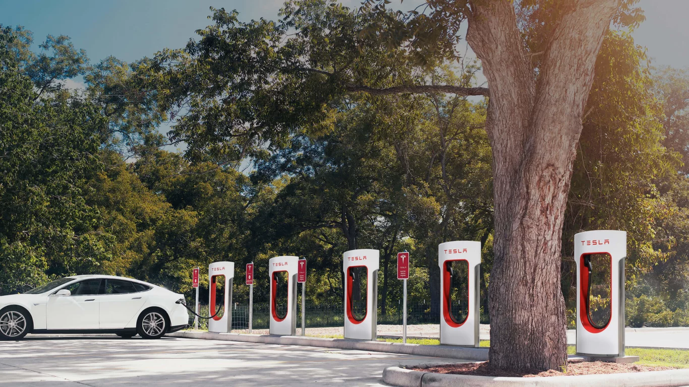 электромобиль, зарядка, белый, тесла, tesla, model s, пятидверный